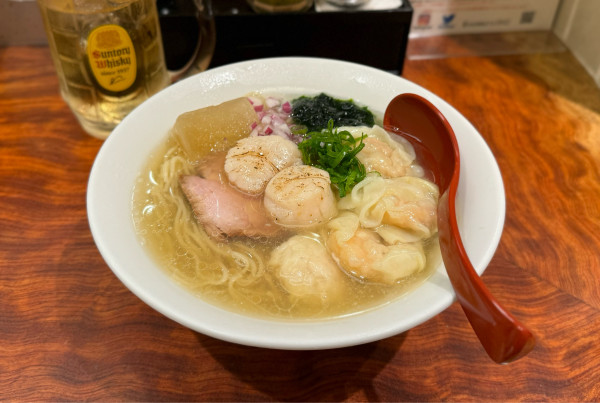 「【限定】魚介出汁の冷やし塩そば、帆立のコンフィ、海老ワンタン」@三馬路 東京店の写真