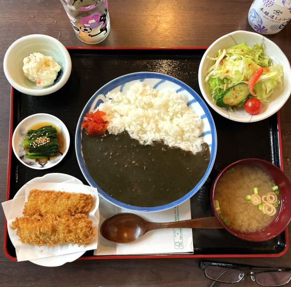 「イカスミ黒カレーライス」@猫丸食堂の写真