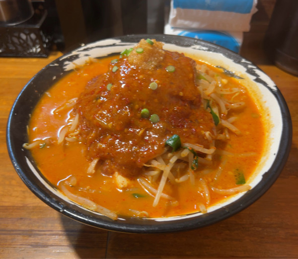 「どて辛めん バラ肉 野菜増し」@どてちん 習志野店の写真