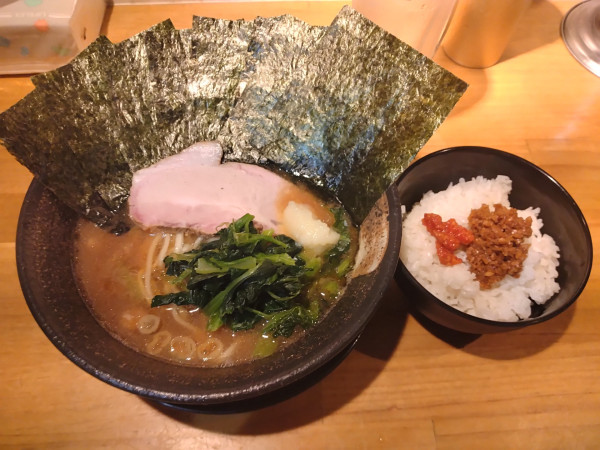 「豚骨醤油ラーメン¥950+のり·ライス各¥150+生ビール」@麺家 燻の写真