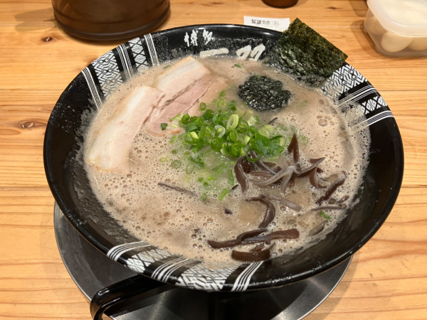 「ラーメン 900円＋半替玉 100円」@博多一双 新横浜ラーメン博物館店の写真