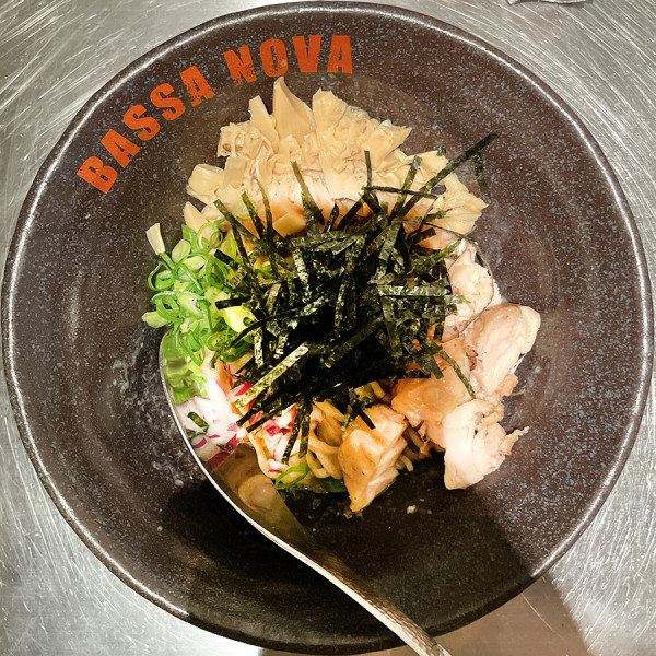 「グリーンカレーまぜソバ」@BASSA NOVA 原宿店の写真