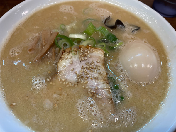 「白絆＋味玉のせ：935円」@らーめん 絆家 西ノ内店の写真