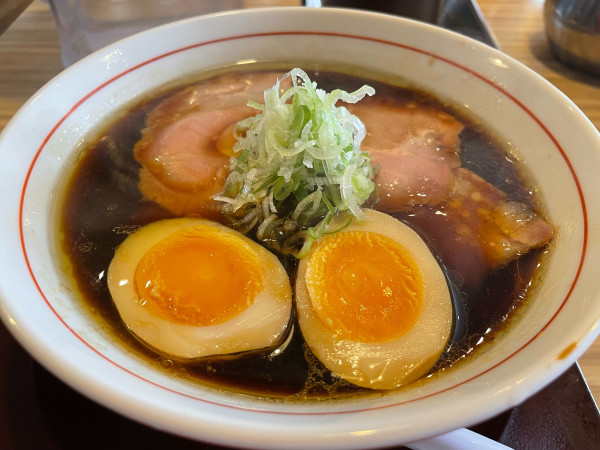 「煮玉子入り　おかぶらっく（黒醤油）」@らぁ麺おかむらの写真