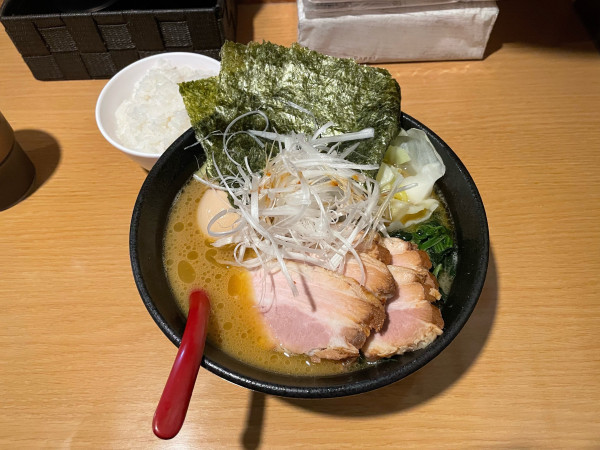 「特製豚骨醤油+焼豚¥250」@横浜家系らーめん 三元 琴似店の写真