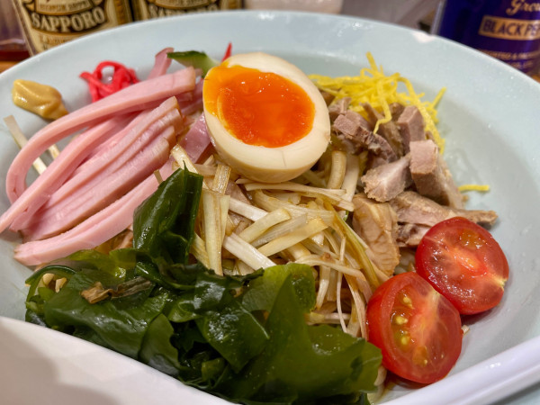 「サッポロ赤星２本＋ニラもやし→［限定］冷やし中華 ねぎ」@ラーメン関口の写真