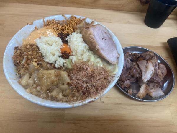 「まぜそば中盛り+炙りほぐし豚1400円」@ハイマウントMの写真