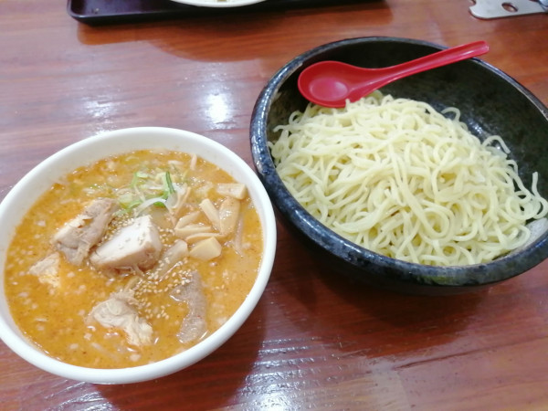 「辛みそつけ麺（麺500g、冷たい麺、味濃いめ）」@ラッキー食堂まとや 千曲店の写真