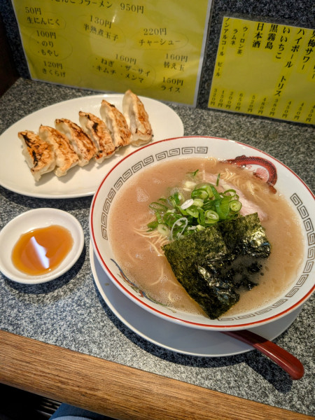 「とんこつラーメン 770円＋餃子 400円」@カウンターアタックの写真