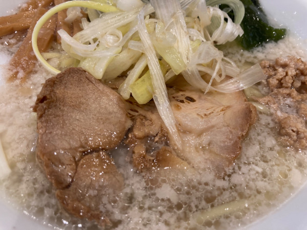 「コッテリの塩らー麺(大)+わかめ」@コッテリの塩らー麺専門店 MANNISH 日暮里店の写真