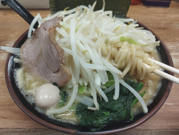 「醬油ラーメン並(850)＋もやキャベ(100)」@横浜家系ラーメン らっち家の写真