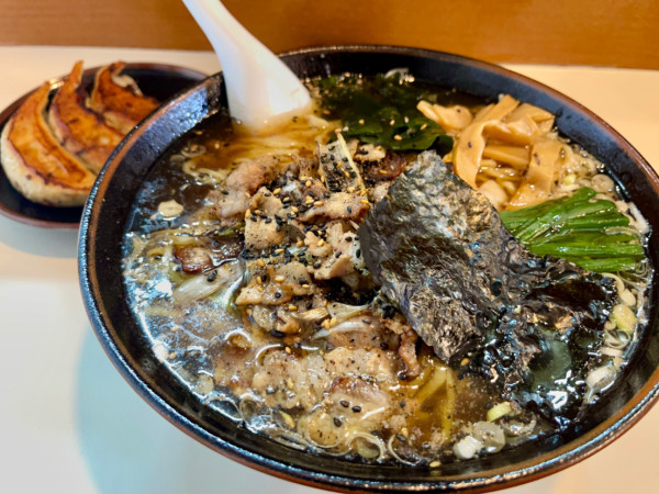 「特製十八番  大盛  半餃子」@手もみらーめん十八番の写真