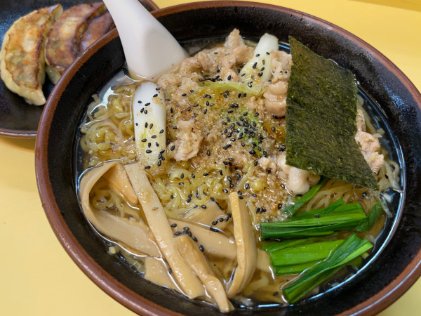 「特製十八番 大盛 半餃子」@手もみらーめん 十八番の写真