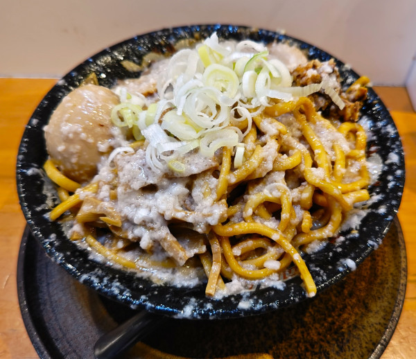 「爆盛油脂麺」@らーめん 平太周 神保町店の写真