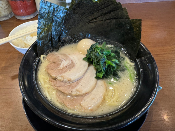 「スペシャル豚骨塩＋のり増し」@横浜家系ラーメン 誠家 三郷店の写真