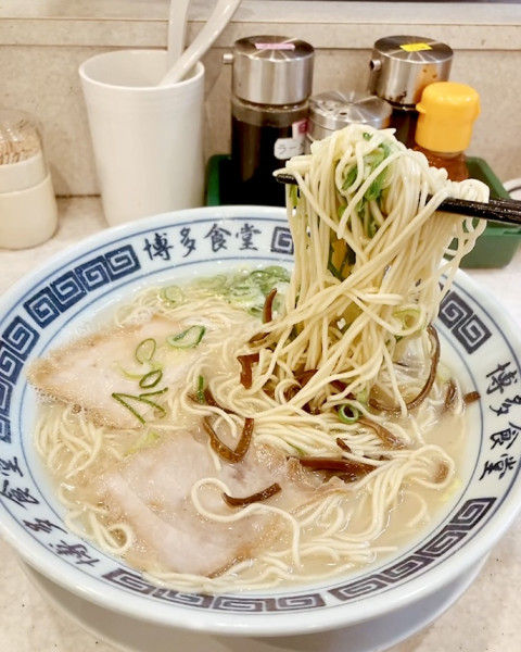 「とんこつラーメン」@博多食堂 新宿店の写真