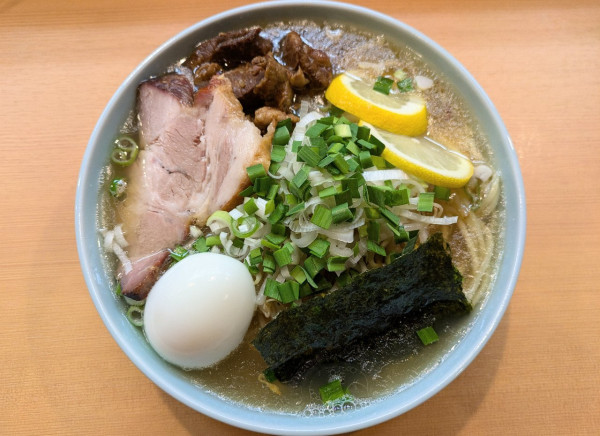 「東南アジアの牛塩そば 大 1400円，塩たまご 100円」@ラーメン くにおの写真