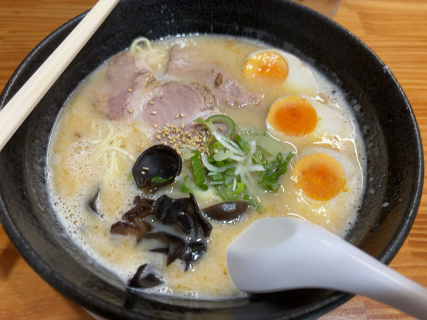 「白とん味たま」@とんこつらーめん いちの屋の写真