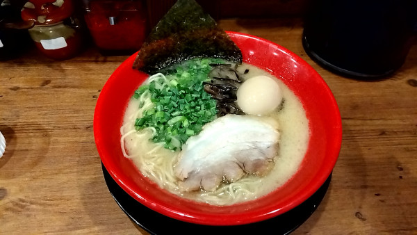「鶏豚骨　白（８００円）＋味玉（１００円）」@鶏・豚骨らーめん 水沢の写真