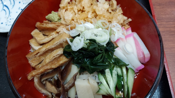 「冷やしむじな蕎麦 900円」@そば処 初味の写真