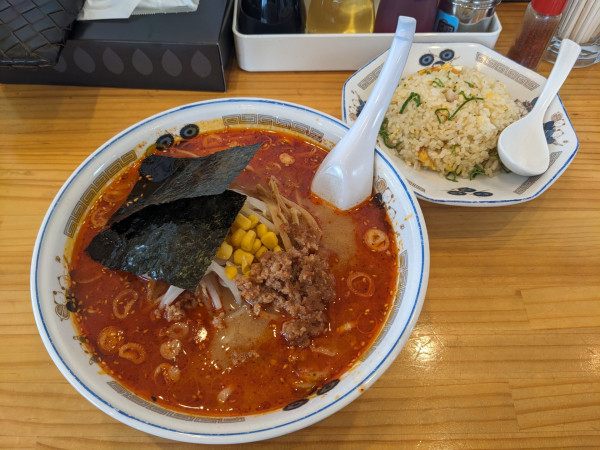 「辛味噌ラーメン大盛＋半チャーハンセット」@手打ちラーメン 本丸の写真