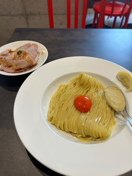 「牡蠣バターたまご麺 肉丼」@むかん横浜の写真