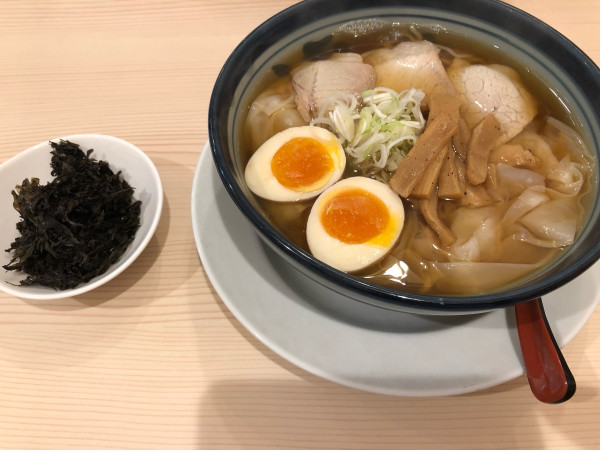 「煮たまごワンタンメン」@ワンタンメンの満月 三鷹店の写真