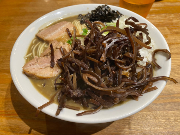 「濃厚煮干しそば大　キクラゲ＋玉葱」@中村屋総本山の写真