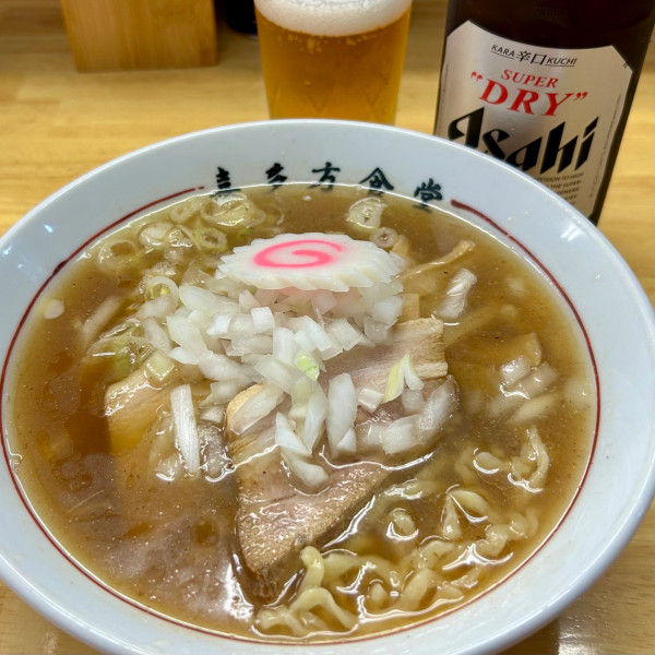 「蔵出し醤油ラーメン 鶏油（玉ねぎ入り）＋瓶ビール」@喜多方食堂 磯崎の写真