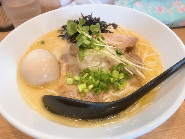 「味玉鶏白湯しお」@らーめんよっちゃん(仮)の写真