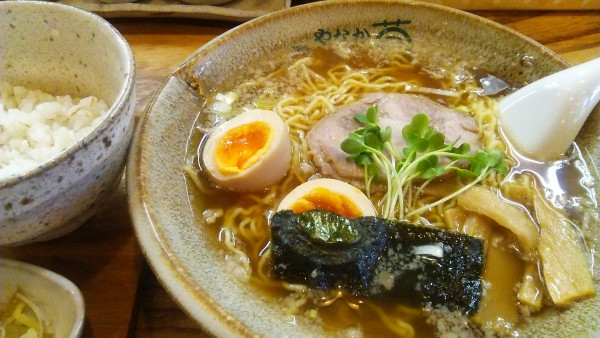 「志那そば 醤油 800円＋煮玉子 100円＋半麦めし 50円」@支那そば やなか草の写真