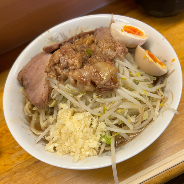 「ラーメン＋味付煮玉子『コール』ニンニク、アブラ、カラメ」@ラーメン二郎 立川店の写真