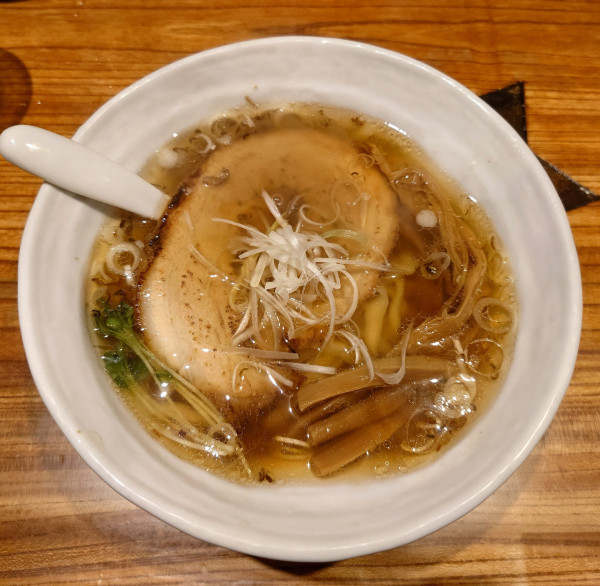 「醤油ラーメン(麺少なめ、800円)」@手打ちラーメン創房 舌笑家の写真