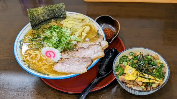 「辛味噌ら〜めん+寅まんま(880円+250円)」@寅真らーめんの写真