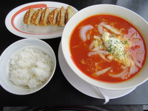 「限定トマト＆カレーらーめん　ギョーザライスセット（９９０円）」@幸楽苑 土浦小松店の写真