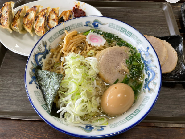 「ニラそば + チャーシュー + 味玉 + 焼餃子」@舎鈴 ジョイフル本田瑞穂店の写真