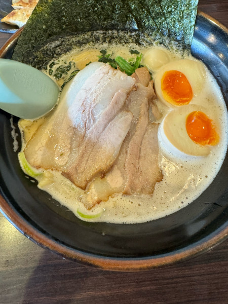 「豚骨醤油0.5玉710円、特製430円」@吟家 蘇我店の写真