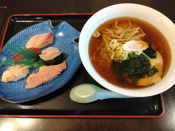 「すしらーめん　１３５０円　※」@すしラーメン屋 栄寿司の写真