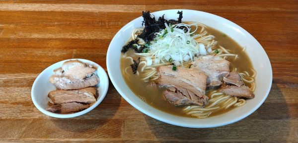 「煮干そば(大)＋ﾁｬｰｼｭｰ」@中村屋総本山の写真