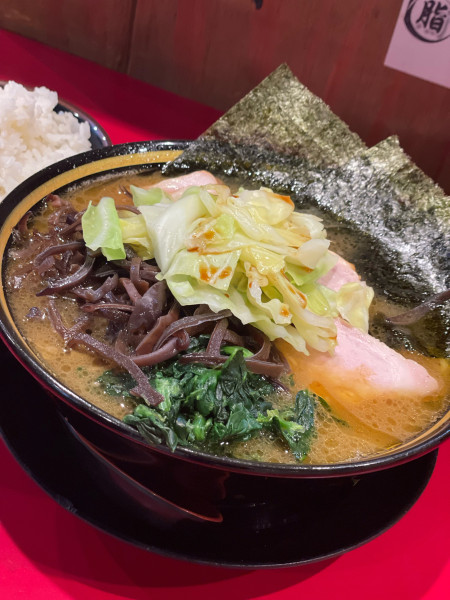 「ラーメン＋キャベツ＋きくらげ」@家系ラーメン 稲葉家の写真