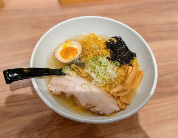 「塩らーめん」@らーめん空 新千歳空港店の写真