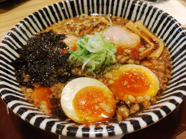 「せあぶらっく（煮玉子入り） 1100円」@らぁ麺おかむらの写真