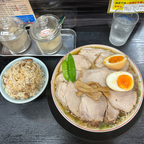「煮卵入りチャーシューもも肉そば+バター肉ご飯」@中華そば みずさわ屋の写真