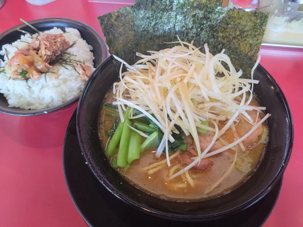「ネギラーメン＋チャーシュー丼」@家系ラーメン たつ家の写真