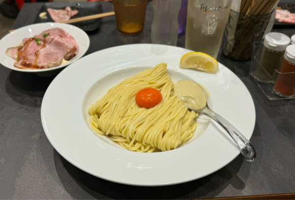 「牡蠣バターたまご麺¥800、肉丼¥300」@むかん横浜の写真