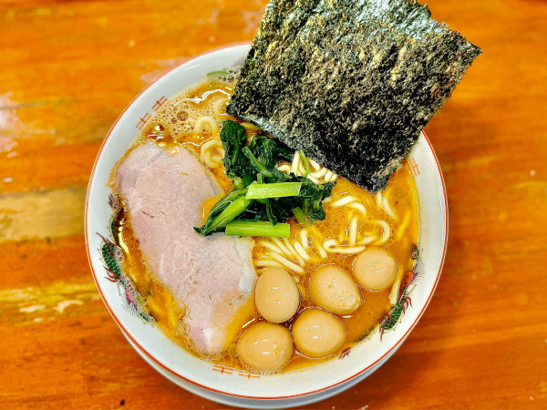 「ばんだい流家系らぁ麺900えん」@会津ばんだいらーめん 伊勢崎店の写真