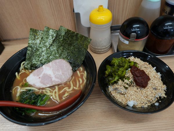 「ラーメン 並 麺硬め＋油多め＋ライス」@横浜ラーメン 武蔵家 御茶ノ水店の写真