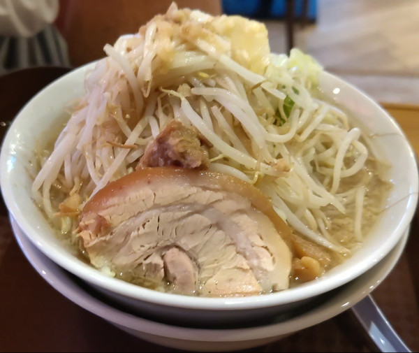 「ラーメン中豚１枚（1150円）ヤサイマシマシ（100円）」@夢みてなんぼ 筑紫野店の写真