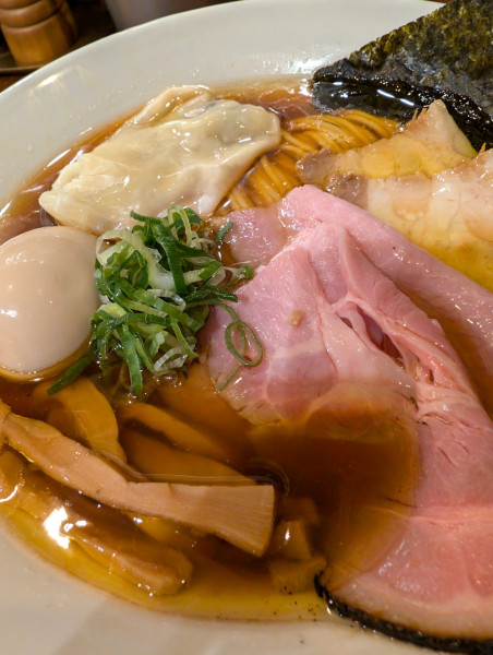 「特製鶏醤油・マトンわんたん増し」@麺楽 軽波氏の写真