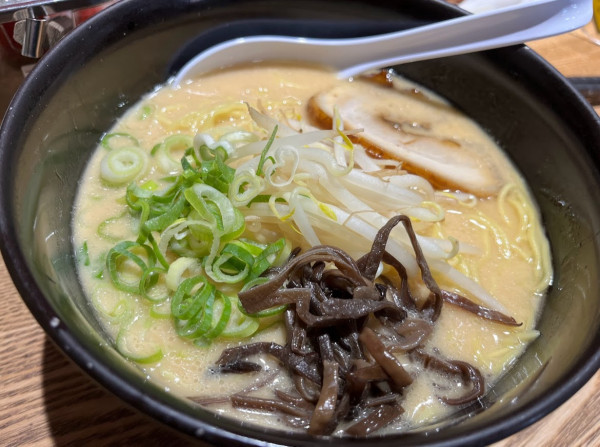 「ラーメン　白　（900円）」@博多 龍ノ髭の写真